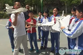 西山区1500余名小学生自制飞行器模型图片
