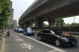 15辆电动汽车迎亲 “兵哥哥”环保表深情图片
