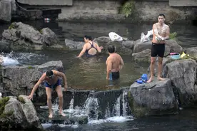 曝光大爷泉水游泳洗澡图片