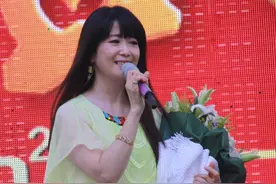 月亮公主也老啦！46岁孟庭苇宜春会歌友一袭纱裙歌声甜美 右手小指戴戒指宣示不婚主义图片