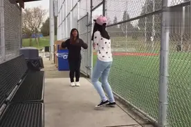 两个女生校园跳《Seve》舞步，黑衣服的妹子有点害羞！视频封面