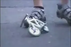 俄罗斯男子骑史上最小的自行车视频封面