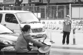 志愿者许银花守护斑马线近7年 已有好几个人来“接班”图片