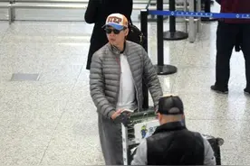 被负面搞怕了!陶喆独自抵沪宅酒店不出门图片