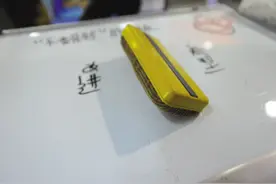 这个小学生发明不脏手黑板擦图片