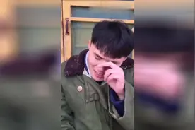 搞笑视频哥哥的脚太臭，弟弟眼睛都睁不开，真搞笑视频封面