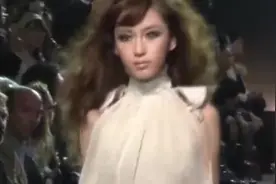 杨颖早期在日本发展时的T台走秀，简直像换了一个人！视频封面