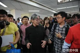 《雷欧奥特曼》扮演者真夏龙抵泸人气爆棚 与粉丝热心交谈图片