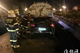 90后驾百万元保时捷撞上洒水车身亡 豪车变垃圾车图片