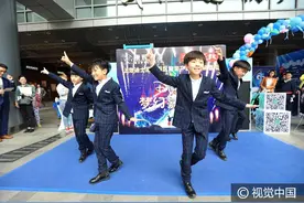 武汉：少年男团劲歌热舞，专业范儿不逊TFboys图片