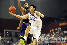 福州上演篮球对决 “三分雨”难阻美国明星队胜利图片