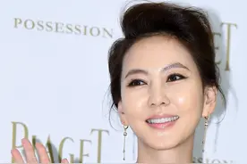 金南珠一袭黑衣展熟女魅力 朴炯植表情呆萌满脸胶原蛋白图片