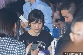 papi酱出席活动 这装扮太低调了！图片