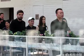 刘诗诗黑裙现身餐厅走廊 外籍保镖贴身护驾排场大图片