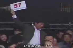 大衣哥的军大衣拍卖51万现场，朱之文只说了这几句话！视频封面