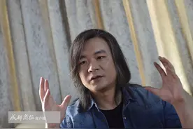 作家张嘉佳当上了导演 首次拍片就说拍的是超级大片图片