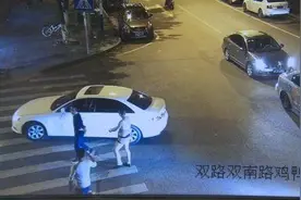 男子结婚遭恶搞 穿上比基尼游街图片