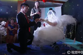 郑州市民自发组建“婚庆队” 帮残疾小伙迎娶新娘图片