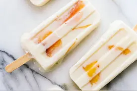 闷热天气降温甜品 蜂蜜桃子可口冰棒图片