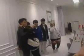 小甜馨喜欢王源，急着找王源合照，可是见到王源以后害羞了！视频封面