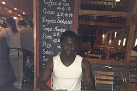 昆明有个街头非洲鼓手 把打击乐“玩”到人心里去图片