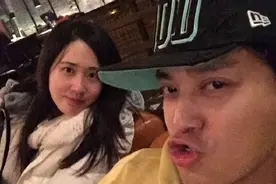 陈晓东与老婆合影嘟嘴卖萌 盘点娱乐圈奉子成婚的明星图片