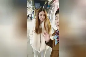 街头搭讪美女为她唱歌，三秒后女生气的转身就走！视频封面