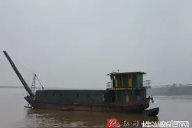 运砂船走锚漂流差点撞桥 海巡艇紧急出动推其靠岸图片