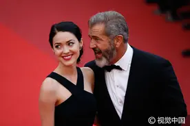 赤裸裸抢镜！导演梅尔·吉布森携女友戛纳闭幕红毯热吻图片