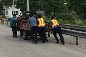吴江：正三轮收费站爆胎 稽查员及时伸援手图片