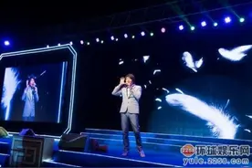 游鸿明雨天活动献唱险滑倒 坚持唱完获赞图片