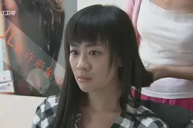 男老师迷恋新来女教师的头发，女老师知道后要去把长发剪了视频封面