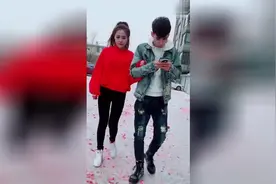 小情侣走在街上，女友突然晕倒，接下来男友的反应亮了！