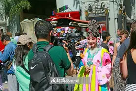 洛杉矶星光大道 川剧演员玩“变脸”老外阵阵尖叫图片