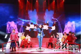 “草莓姑娘”芳芳勇夺《星光大道》周冠军图片
