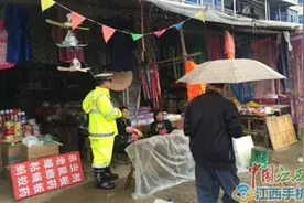 鄱阳规范城区东门口至张王庙机动车停放图片