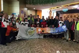 首批外国人自行车入境团队欢迎仪式在二连浩特市举行.图片