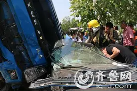 大货车侧翻致一女子被挤压 消防官兵紧急救援图片