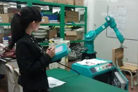 机器人不抢人类饭碗？富士康员工减这些图片