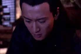 戚迹把赵丽颖抱上了蹋，落下吻后就自己心痛的离开