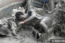 韩国保宁泥浆节开幕 游客泥坑中狂欢图片