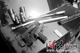 车牌照做手脚逃犯露马脚被抓 车上搜出两把仿真枪和两把砍刀图片