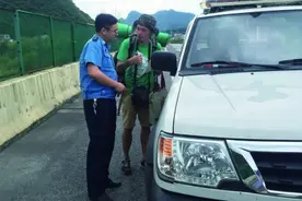 危险！老外“背包客”高速路上拦车图片