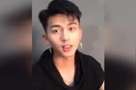 这么帅的男生为什么要带耳环！而且还是这种的！不过还是帅 哈哈
