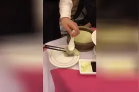 全聚德服务员帮你演示正确的烤鸭吃法