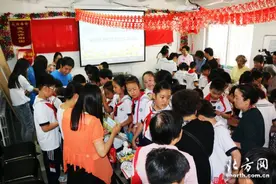 社区志愿者组织爱心义卖 积极助力“彩虹计划”图片