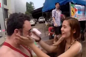 国外街头实验：健美肌肉男街头走秀，结局你绝对想不到！视频封面