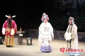 邵阳花鼓戏保护传承中心复排沉寂十多年经典大戏 三代同台感人剧情令观众落泪图片
