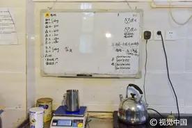 实拍80后女熊猫饲养员，喂熊猫8年练出一身肌肉图片