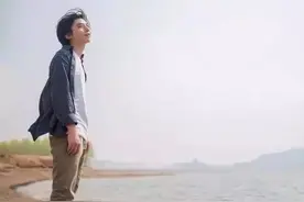 带着歌谣与诗，何大河准备去找那个让他好奇的姑娘图片